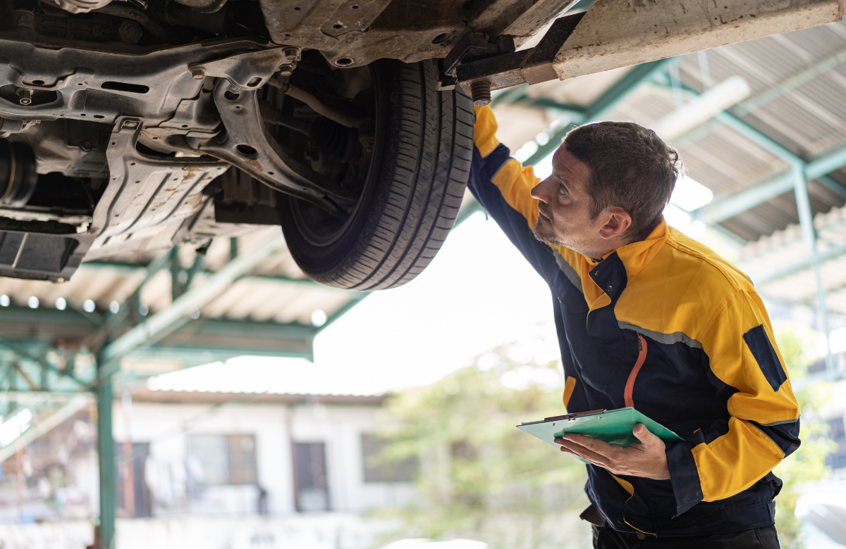 Mécanicien - contrôle technique - à l'aide d'un élévateur à ciseaux pour automobiles