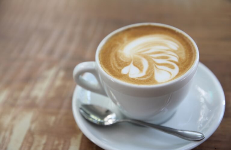 Flat white : d’où vient ce café et comment le préparer ? Flat white