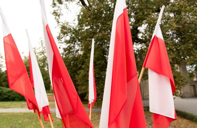 Quels sont les pays dont le drapeau comprend le rouge et le blanc ? drapeau rouge et blanc